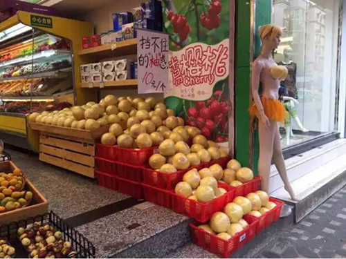 邢臺市某知名水果店用模特促銷“柚”惑眾多路人